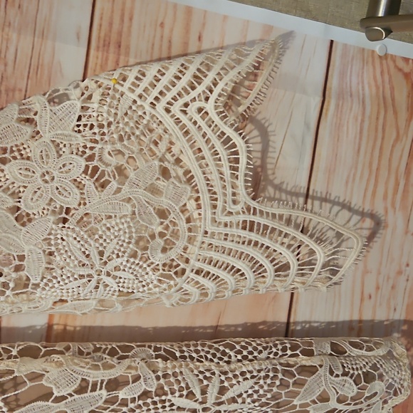 NWOT Beautifull Lace, Lined, Bell Sleeve Party Dress! Size LARGE - Picture 3 of 9